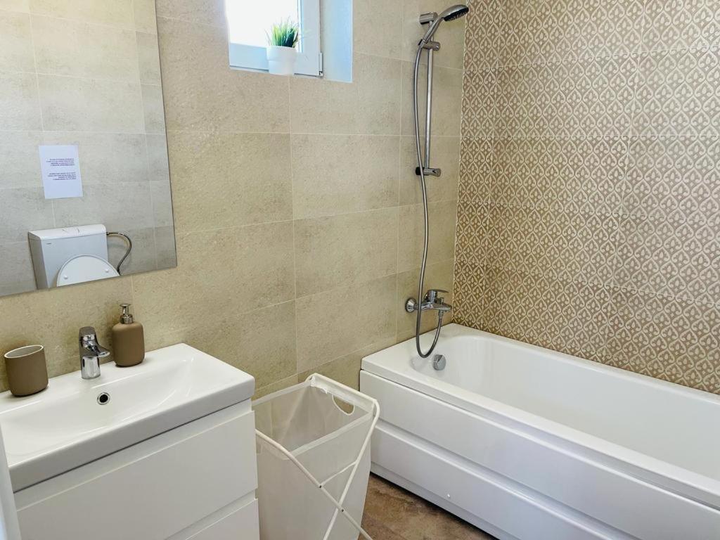 Galaxy Residence Villa Otopeni Kültér fotó